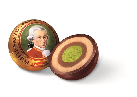Schichtaufbau und Zusammensetzen der Mozartkugel: Marzipan, Pistazie, Nougat