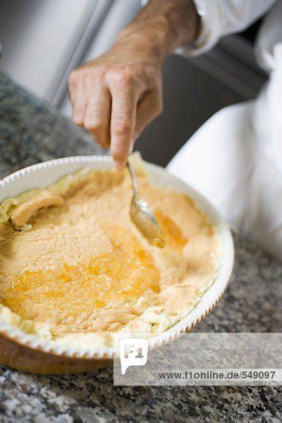 Schichtbild: Biskuit, dünne Marmelade, Walnuss-Sahne, dekorierte Oberfläche