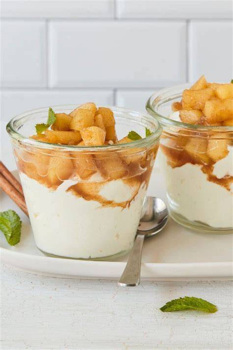 Schichtdessert: Brioche, Joghurtcreme und Apfelkompott im Glas