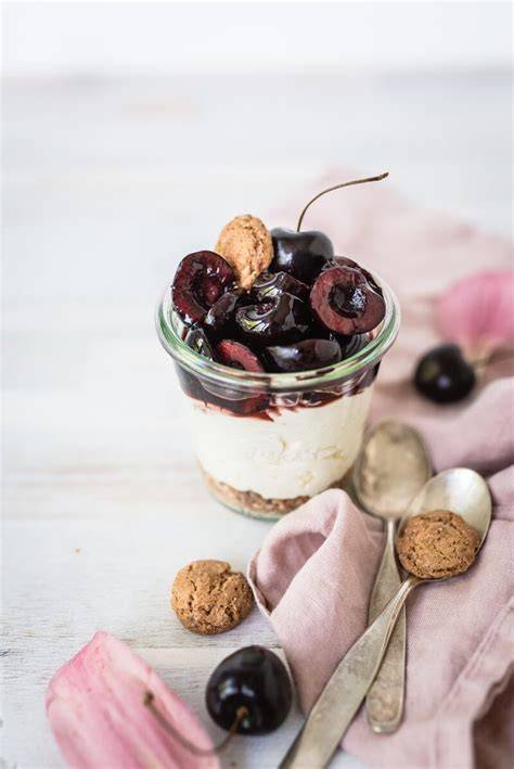 Schichtdessert: Creme, Keks, Kirschen