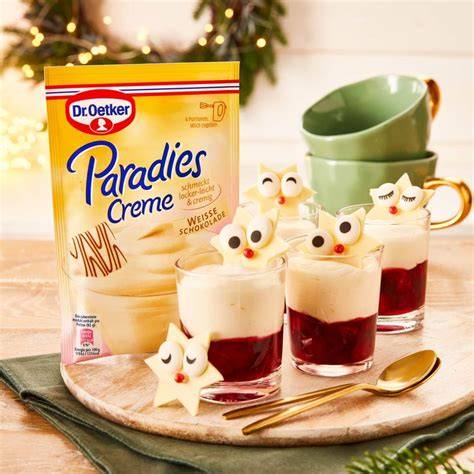 Schichtdessert: Erdbeerwürfel, Quark-Sahne-Creme, weiße Schokolade als Topping
