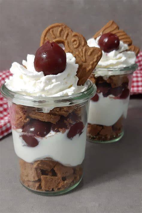 Schichtdessert: Glühweincreme mit Spekulatius, Kirschen und Pflaumenmus in Gläsern