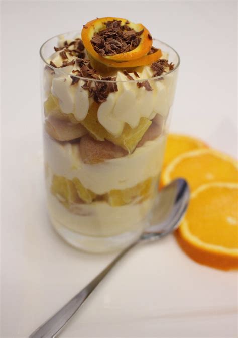 Schichtdessert: Keksboden, Mascarponecreme, Orangenmarmelade