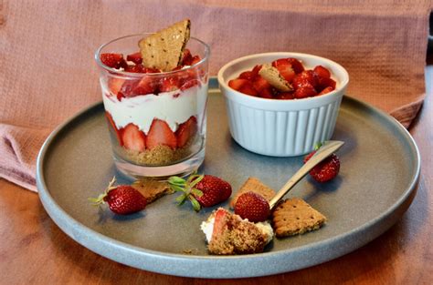 Schichtdessert Erdbeer-Skyr mit Schokoglasur