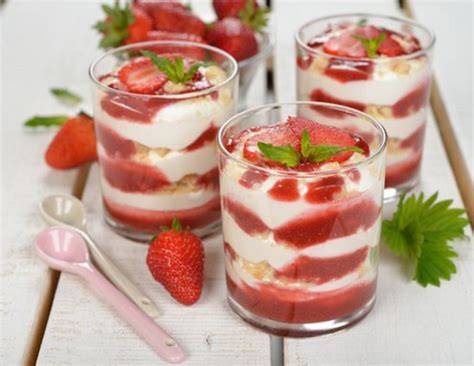 Schichtdessert Mascarpone Quark Erdbeeren in Dessertgläsern