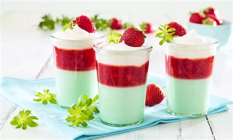 Schichtdessert aus Götterspeise und Vanillepudding in Gläsern, farbige Ebenen