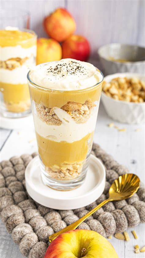 Schichtdessert aus Löffelbiskuits und Creme