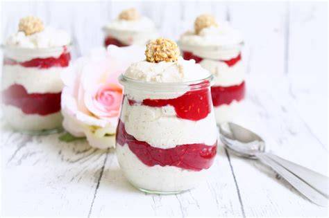 Schichtdessert im Glas: Creme, Himbeerpüree, Giotto