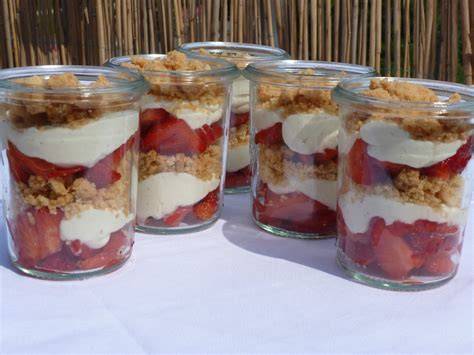 Schichtdessert im Glas: Erdbeeren, Kadayif-Pistazien, Schoko-Creme