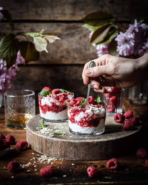 Schichtdessert im Glas: Himbeeren, Raffaelo‑Creme