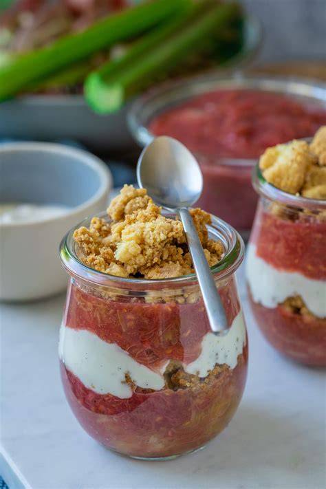 Schichtdessert im Glas: Keks, Creme, Rhabarber