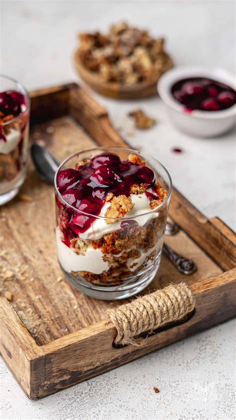 Schichtdessert im Glas: Keksboden, dunkler Schokopudding, Apfelragout mit Vanille und Sternanis