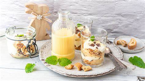 Schichtdessert im Glas: Orangenfilets, Joghurtcreme und Eierlikör