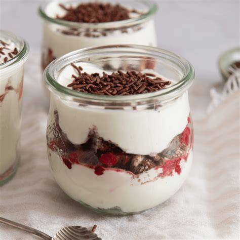 Schichtdessert im Glas: Zutaten neben der Paradiescreme Vanille und Eierlikör