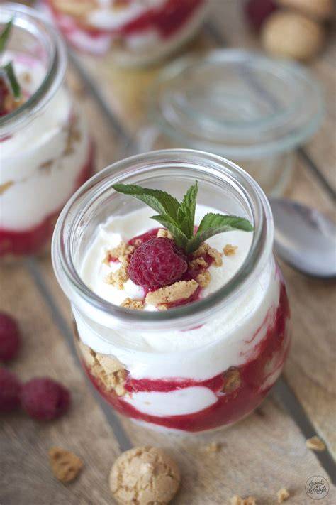 Schichtdessert im Glas mit Amarettini