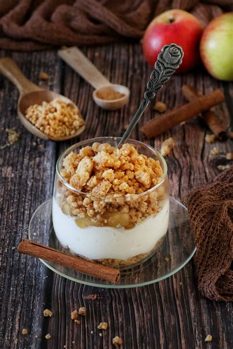 Schichtdessert im Glas mit Apfel, Amarettini und Vanillecreme