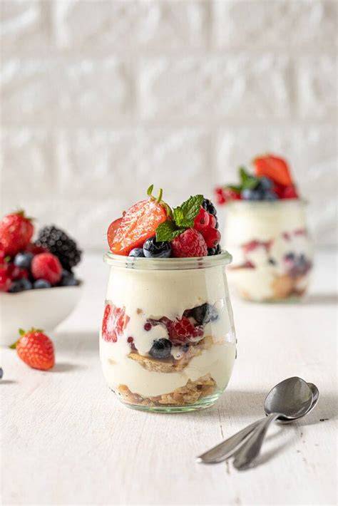 Schichtdessert im Glas mit Beeren