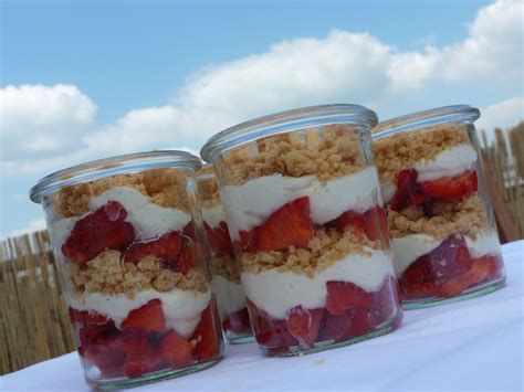 Schichtdessert im Glas mit Beeren, Creme und Keksen