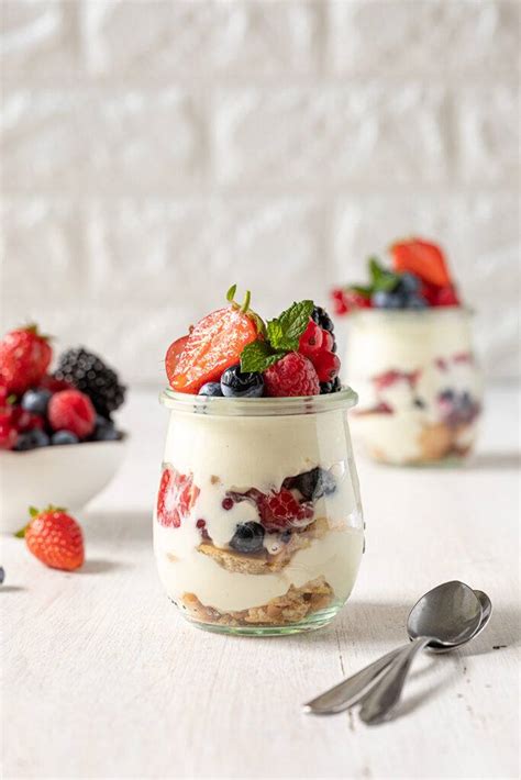 Schichtdessert im Glas mit Beeren und Creme