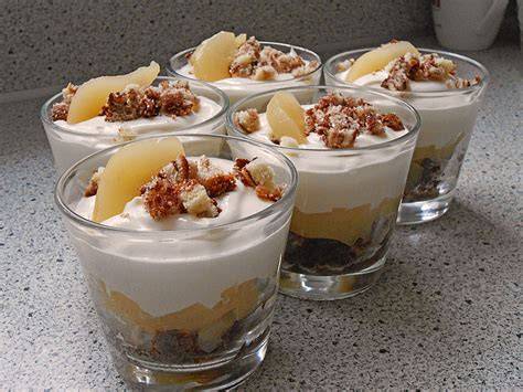 Schichtdessert im Glas mit Birnen und Nougatcreme
