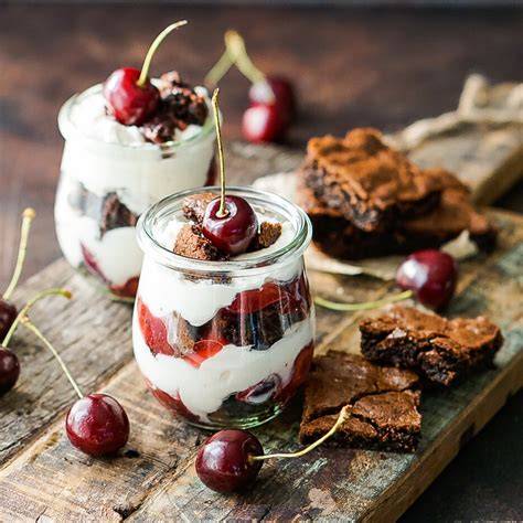 Schichtdessert im Glas mit Brownies, Kirschen und Mascarpone-Creme