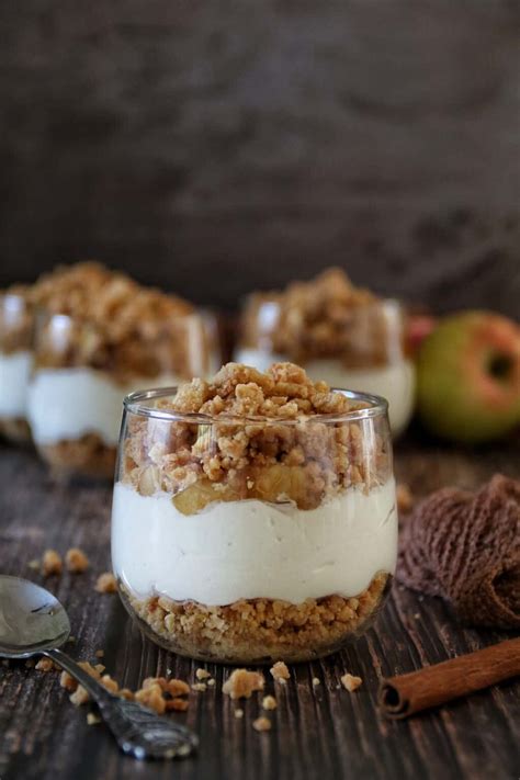 Schichtdessert im Glas mit Butterkeks, Apfelkompott und Paradiescreme