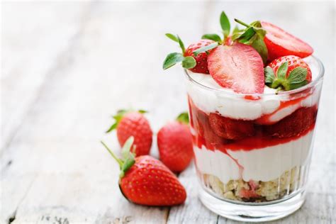 Schichtdessert im Glas mit Erdbeeren, Buttermilchcreme und Waffelcrisp