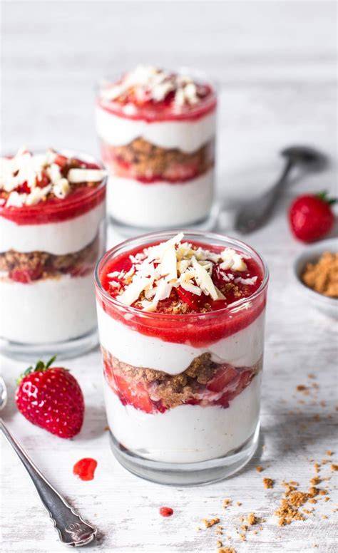 Schichtdessert im Glas mit Erdbeeren und Schokolade