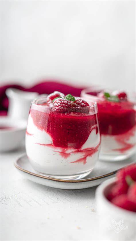 Schichtdessert im Glas mit Früchten und Creme