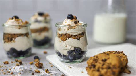 Schichtdessert im Glas mit Heidelbeeren, Quarkcreme und Amarettini