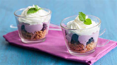 Schichtdessert im Glas mit Heidelbeeren und Mascarpone