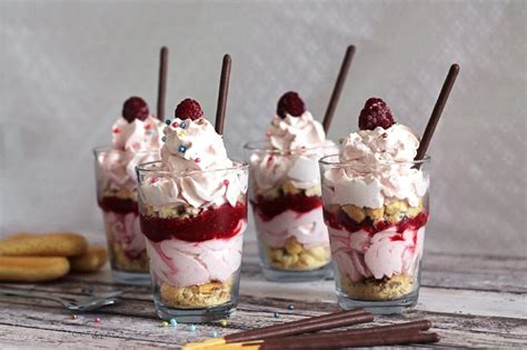 Schichtdessert im Glas mit Himbeer-Schmand-Creme und Biskotten