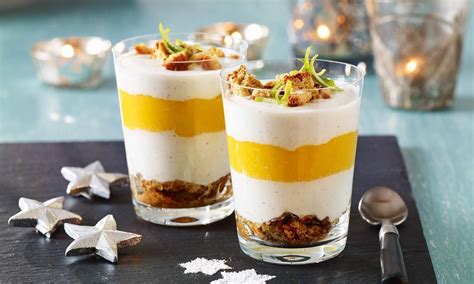 Schichtdessert im Glas mit Joghurt, Bulgur, Mango und Honigtomaten
