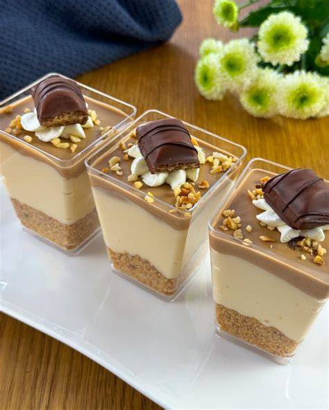 Schichtdessert im Glas mit Kinder Bueno und Haselnüssen