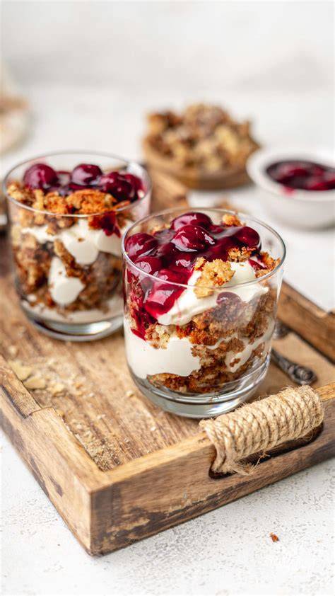 Schichtdessert im Glas mit Kirsch-Dekor