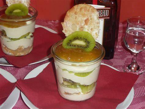 Schichtdessert im Glas mit Kiwi, Quarkcreme und Löffelbiskuit
