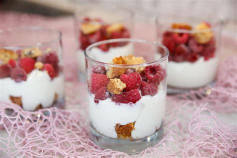 Schichtdessert im Glas mit Mascarponecreme, Himbeeren und Keksen