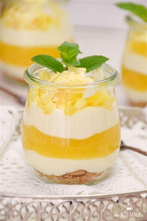 Schichtdessert im Glas mit Orangenmarmelade, Mascarponecreme und Knusperbröseln