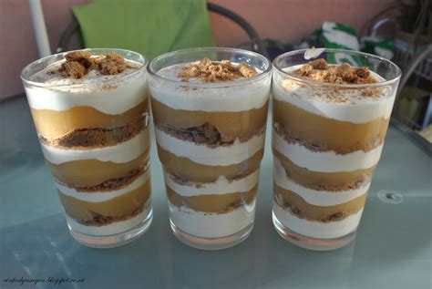 Schichtdessert im Glas mit Oreo-Krümeln