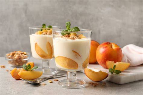 Schichtdessert im Glas mit Pfirsichen