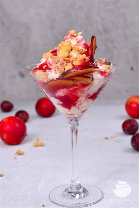 Schichtdessert im Glas mit Pflaumen, Mascarpone und Streuseln