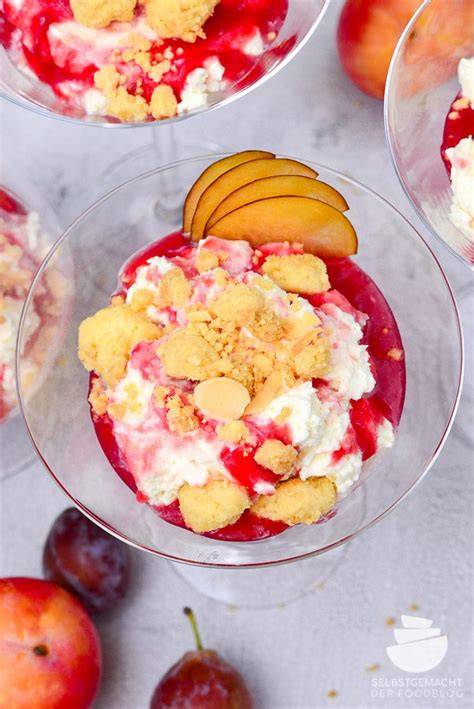 Schichtdessert im Glas mit Pflaumen und Streuseln