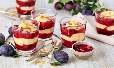 Schichtdessert im Glas mit Quarkcreme und Zwetschgen