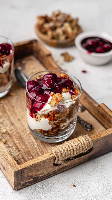 Schichtdessert im Glas mit Skyr und Fruchtsoße