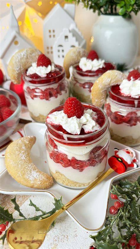 Schichtdessert im Glas mit Vanillekipferl und Himbeeren