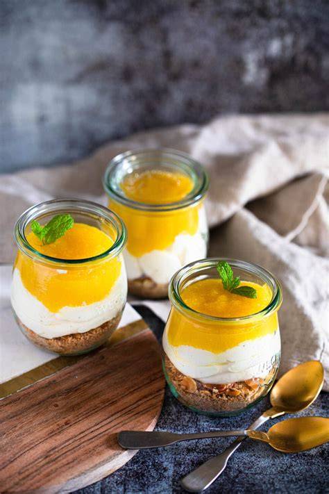 Schichtdessert in Glasaufbewahrung: bunte Schichten mit Früchten