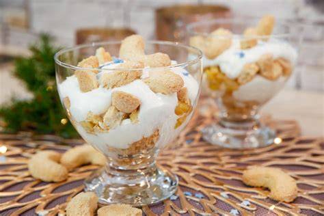 Schichtdessert in Glasschale mit Löffelbiskuit und Quarkcreme
