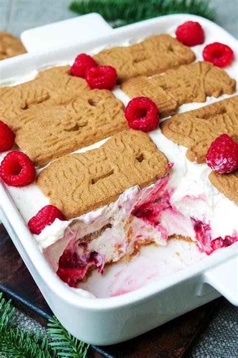 Schichtdessert in der Auflaufform mit Spekulatius und Himbeeren