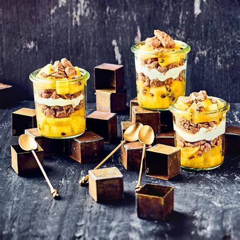 Schichtdessert mit Ananas und Schokolade