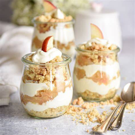 Schichtdessert mit Apfel, Quark und Preiselbeeren im Glas